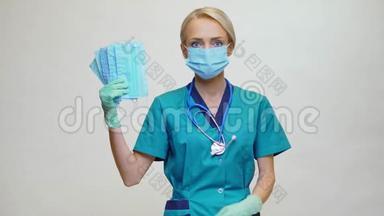 医生护士妇女，听诊器在浅灰色背景-显示防护面罩